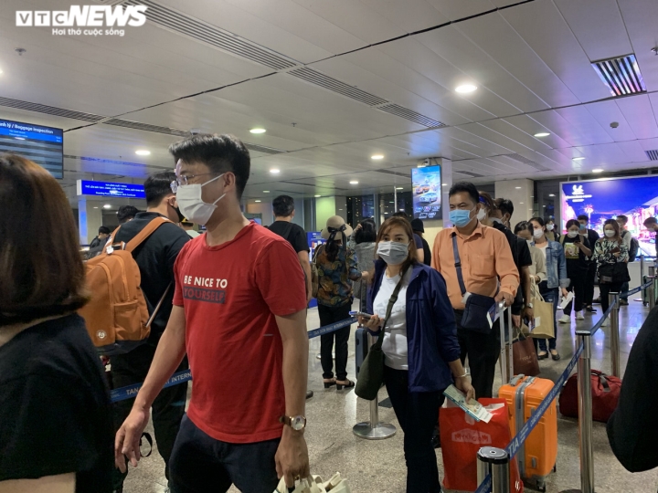 Ảnh: Hành khách 'rồng rắn' xếp hàng chờ bay ở Tân Sơn Nhất ngày 27 Tết - 4