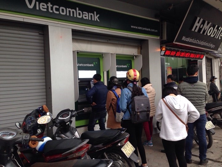 vat va kho so voi viec rut tien o cay atm ngay can tet