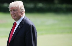 trump bi chi trich vi mang giay nho khi gap nan nhan xa sung truong hoc