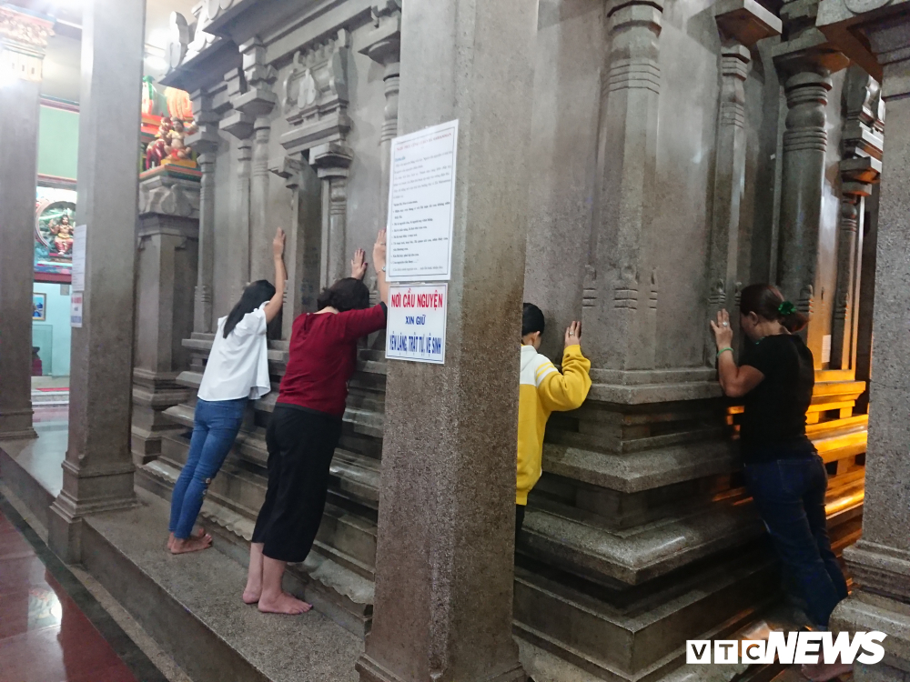 nguoi dan thi tham voi da trong ngoi chua linh thieng bac nhat sai gon