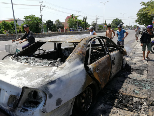 xe camry boc chay tro khung tren quoc lo