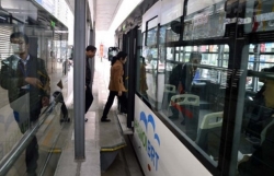 dong xe nuom nuop chay nguoc chieu o duong brt ha noi