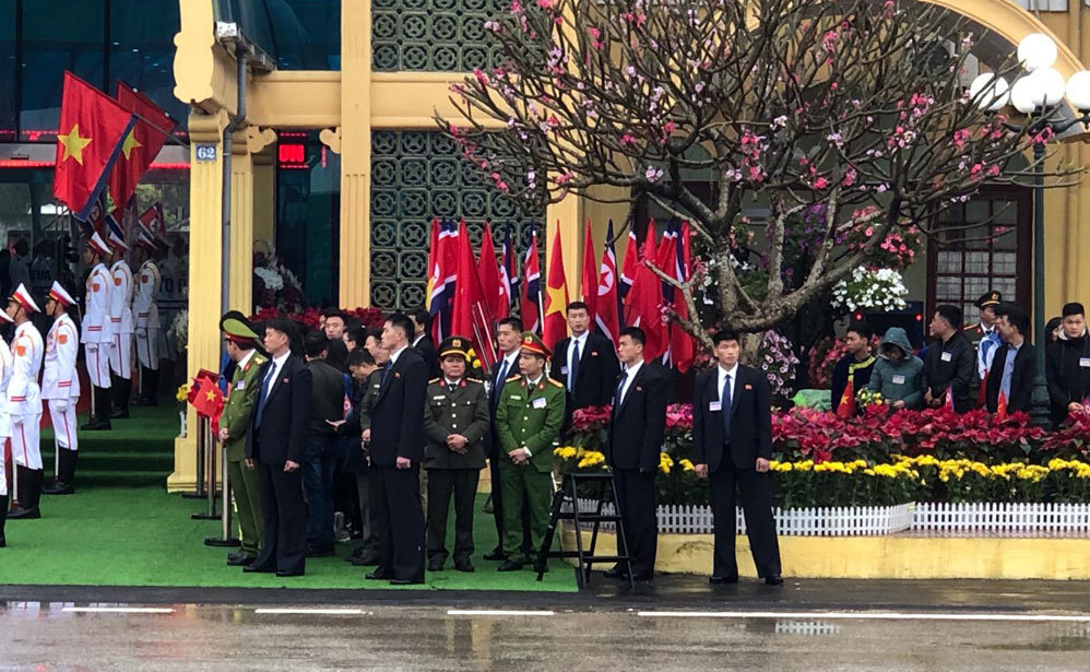 hinh anh dan ve si ao den cua ong kim jong un tai ga dong dang