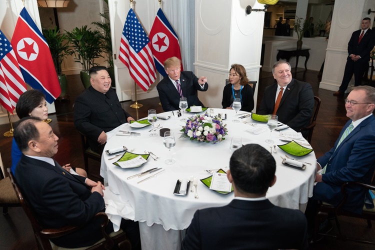 nguoi phu nu hai lan phien dich cho hoi nghi trump kim