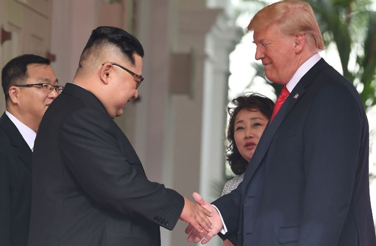 nguoi phu nu hai lan phien dich cho hoi nghi trump kim