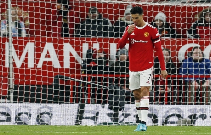 Ronaldo đá hỏng phạt đền, Man Utd bị loại khỏi FA Cup