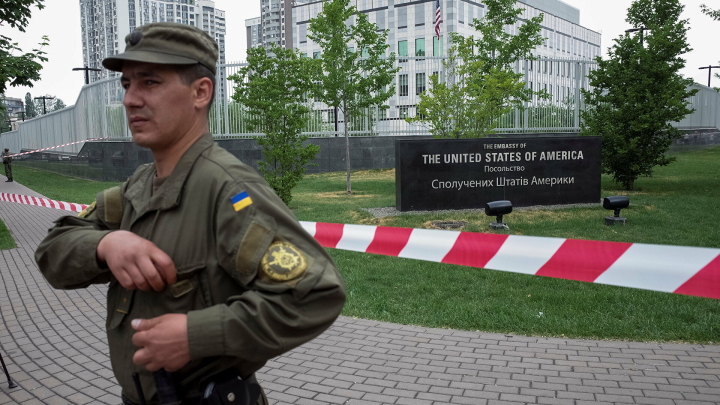 Mỹ lên kế hoạch sơ tán đại sứ quán ở Ukraine - 1