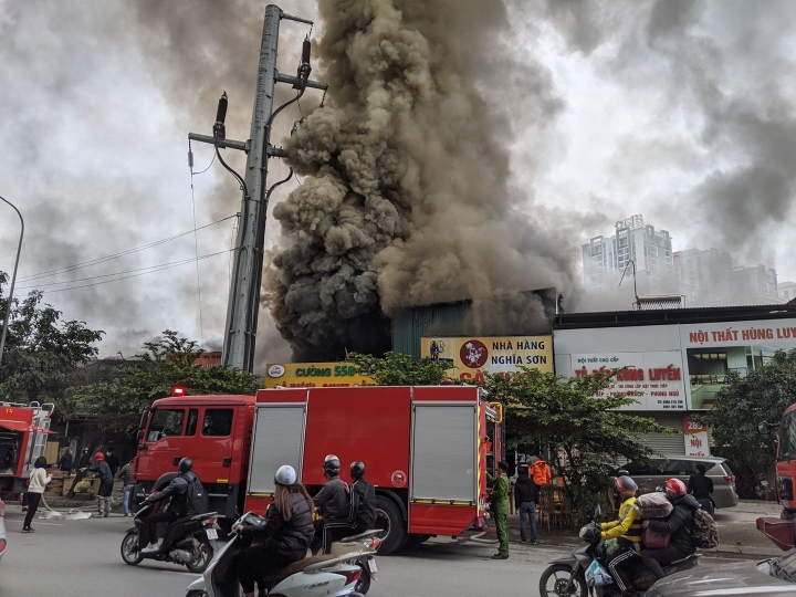 Dãy cửa hàng trên phố Hà Nội đang bùng cháy dữ dội kèm nhiều tiếng nổ lớn - 4