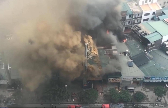 Dãy cửa hàng trên phố Hà Nội đang bùng cháy dữ dội kèm nhiều tiếng nổ lớn