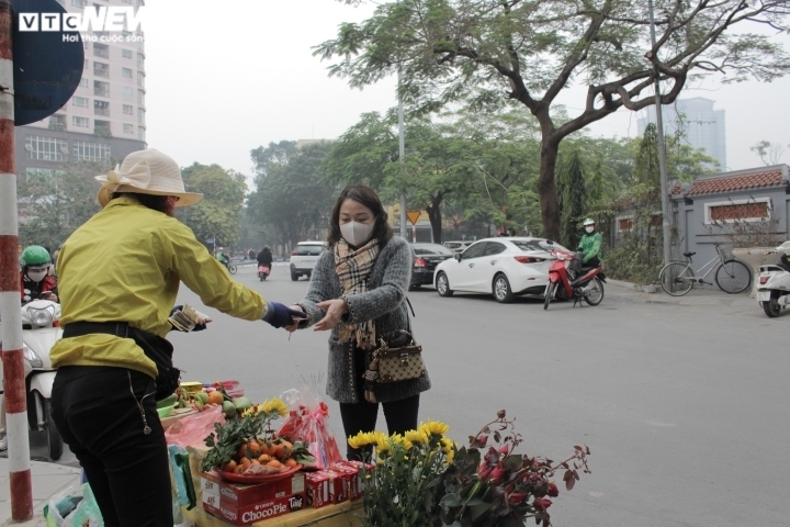 Đền chùa Hà Nội vắng vẻ, không còn cảnh người dân chen chân làm lễ ngày Rằm - 1