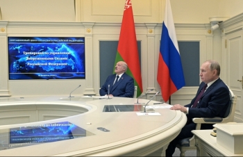Ông Putin và người đồng cấp Belarus cùng ngồi xem tập trận tên lửa giữa lúc dầu sôi lửa bỏng