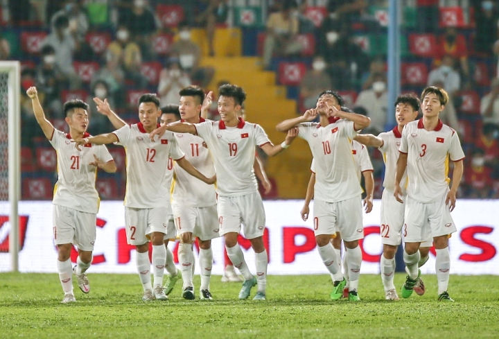 Thắng đậm U23 Singapore, U23 Việt Nam tranh ngôi đầu bảng với U23 Thái Lan - 2