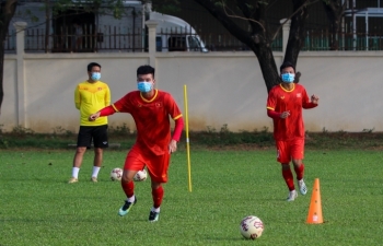 U23 Việt Nam đeo khẩu trang tập luyện, hồi hộp chờ kết quả test COVID-19