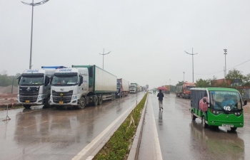 Hàng hoá ùn tắc ở cửa khẩu, lúng túng giải pháp khơi thông