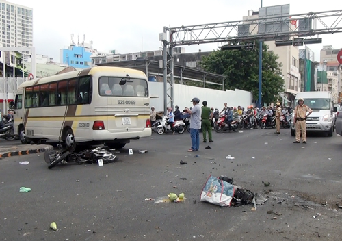 oto khach tong hai xe may o sai gon 4 nguoi bi thuong