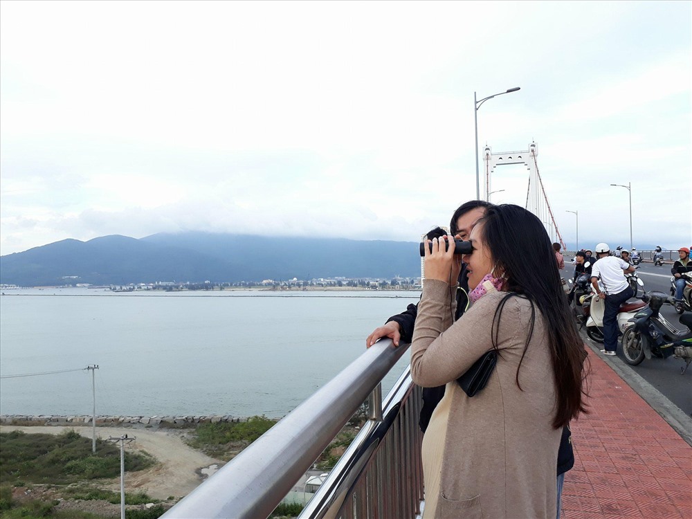 nguoi dan da nang ru nhau di ngam tau san bay my