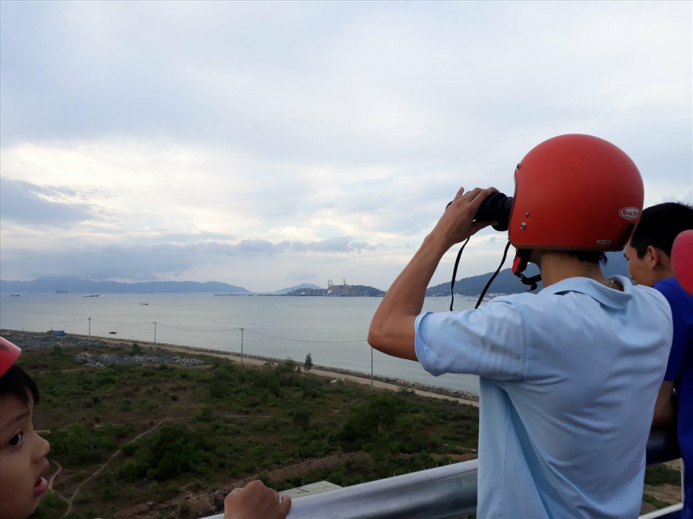 nguoi dan da nang ru nhau di ngam tau san bay my