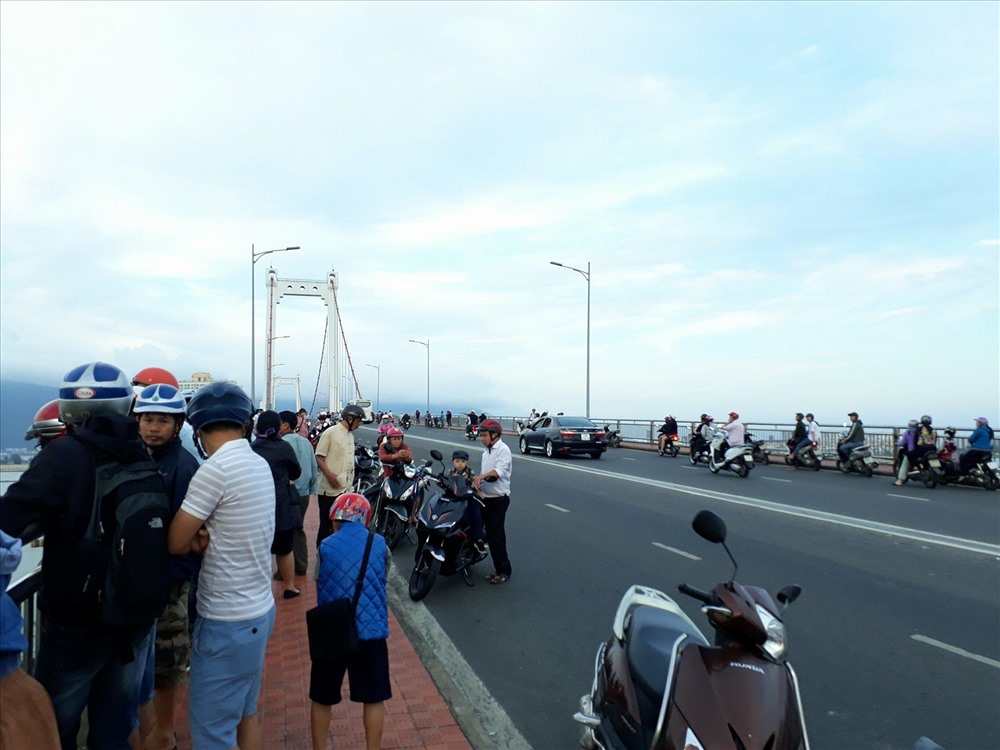 nguoi dan da nang ru nhau di ngam tau san bay my