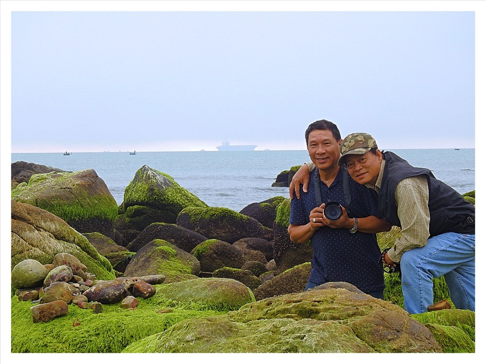 nguoi dan da nang ru nhau di ngam tau san bay my