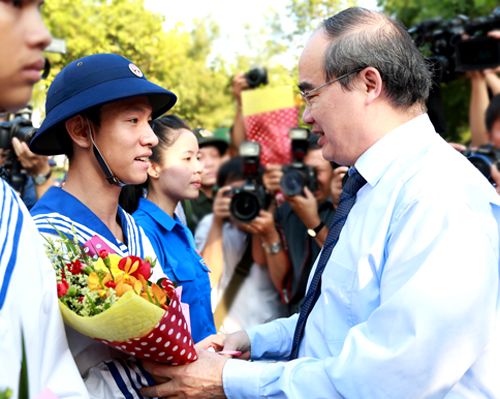 ong nguyen thien nhan lan dau nhap ngu toi phai di bo 60 km