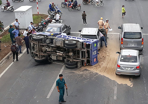 dung duoi oto mercedes o sai gon xe tai lat ngang