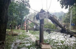 Gió lốc kèm mưa đá tàn phá nhiều nhà cửa ở Sơn La, Bắc Kạn