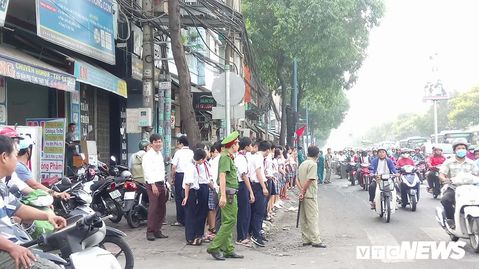 ba con que nha xep hang tu sang som don nguyen thu tuong phan van khai ve voi dat me cu chi