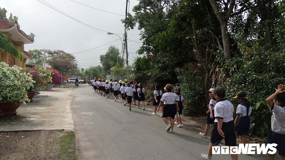 ba con que nha xep hang tu sang som don nguyen thu tuong phan van khai ve voi dat me cu chi