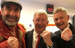 ferguson va cantona vao phong thay do chia vui voi solskjaer