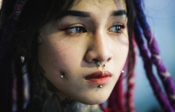 thanh nien bat chap dau don xam kin tu dau den got chan gay bao dan mang
