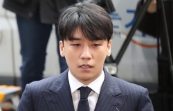 seungri lo tin nhan tu van khach mua dam