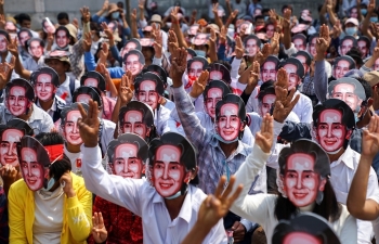 Myanmar hỗn loạn khi biểu tình biến thành đổ máu