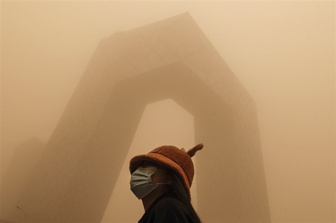 Trung Quốc ‘ngạt thở’ trong bão cát lớn nhất thập kỷ - 3