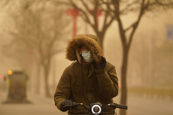 Trung Quốc ‘ngạt thở’ trong bão cát lớn nhất thập kỷ - 7