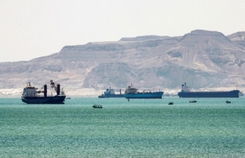 Gần 10 tỷ USD hàng hóa kẹt ở kênh Suez
