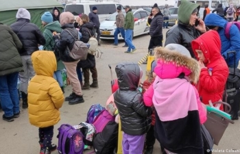 Người phụ nữ Việt gạt nước mắt xa chồng, đưa hai con rời Ukraine di tản