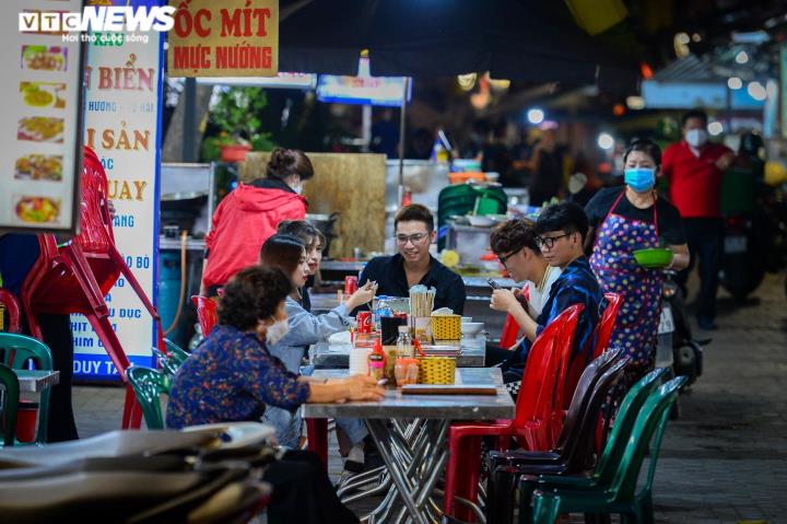 Ảnh: Phố ăn đêm 'sáng đèn' trở lại khi Hà Nội cho phép đón khách sau 21h - 9