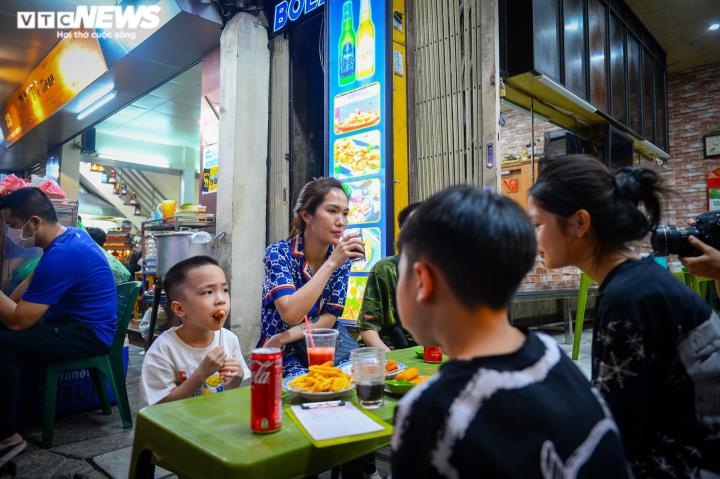 Ảnh: Phố ăn đêm 'sáng đèn' trở lại khi Hà Nội cho phép đón khách sau 21h - 6