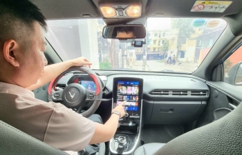 Chủ xe VinFast VF e34: ‘Xem video trên FPT Play trong lúc sạc xe thật sự thư giãn’