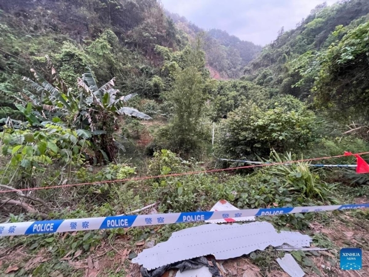 Người đàn ông mất 6 người thân trong vụ máy bay rơi ở Trung Quốc - 1