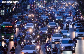 Đường phố Hà Nội ken kín người trong cơn mưa giờ tan tầm