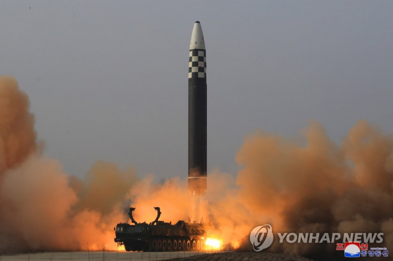 Đích thân ông Kim Jong-un chỉ đạo vụ phóng ICBM uy lực nhất -1