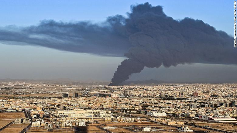 Kho dầu khổng lồ của Arab Saudi bị phiến quân bắn phá -0