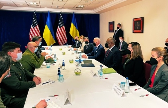 Tổng thống Biden bất ngờ gặp hai bộ trưởng Ukraine lúc nhạy cảm
