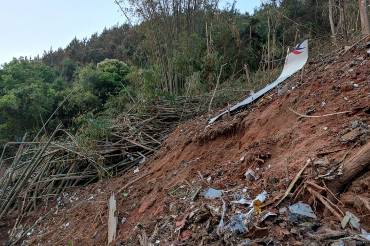 Rơi máy bay ở Trung Quốc: Thông tin quan trọng mới được công bố - 1