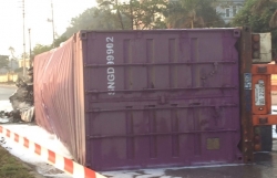 xe container chay ngun ngut tren quoc lo