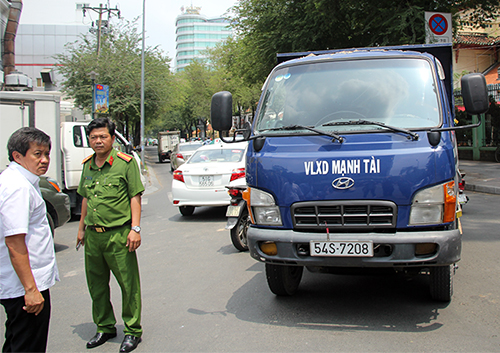 ong doan ngoc hai chan oto chay nguoc chieu o trung tam sai gon