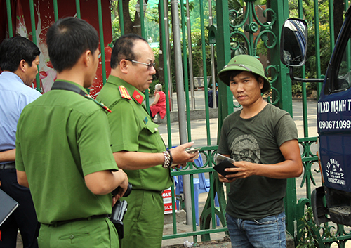 ong doan ngoc hai chan oto chay nguoc chieu o trung tam sai gon