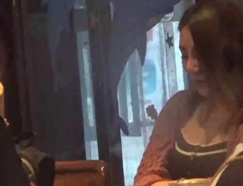 chang trai khoe ngu voi hon 400 co gai bi dan mang nem da