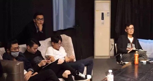 chang trai khoe ngu voi hon 400 co gai bi dan mang nem da